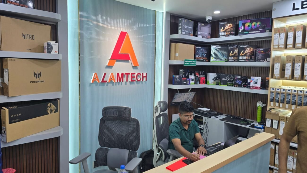 Customer discussing laptop exchange options with an Alam Tech specialist
